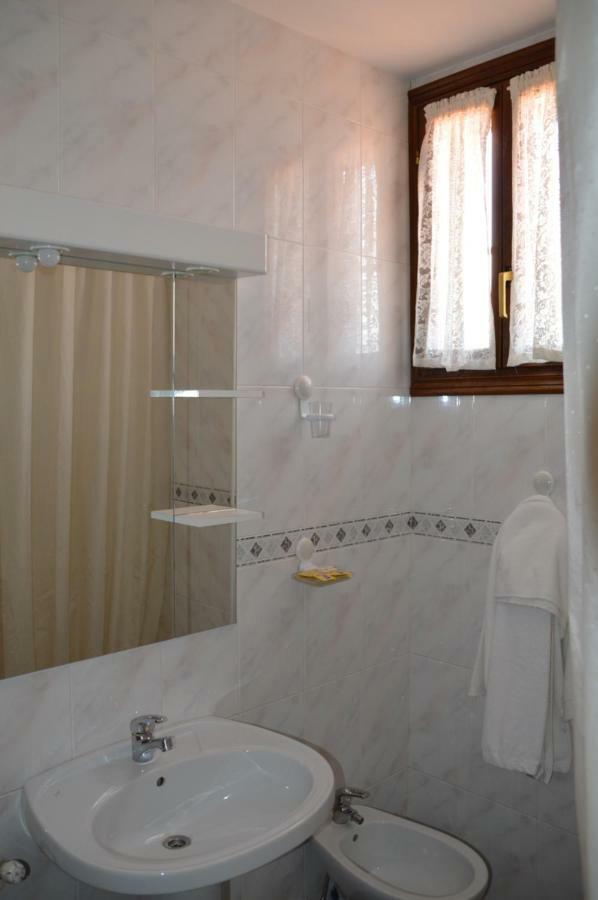 Labella - Hostal Rural Restaurante La Calahorra Ngoại thất bức ảnh